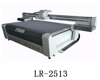 LR-2513通常我們也稱為萬能打印機，他是根據(jù)國際標準尺寸而來，加上這種uv機器不收材質(zhì)約束，差不多什么都可以打印，通常我們也稱之為萬能打印機